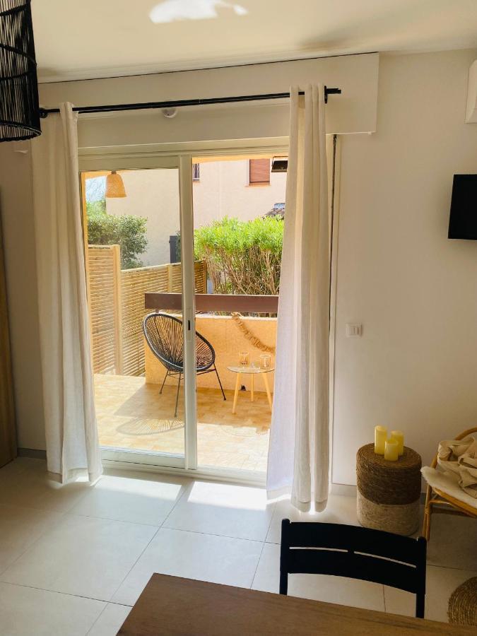 Appartement avec terrasse, jardin, parking en bord de mer Saint-Cyr-sur-Mer Extérieur photo
