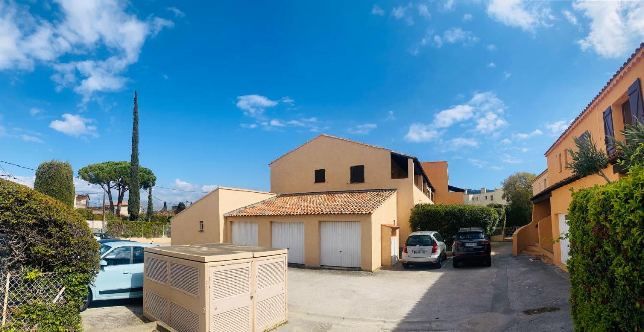 Appartement avec terrasse, jardin, parking en bord de mer Saint-Cyr-sur-Mer Extérieur photo